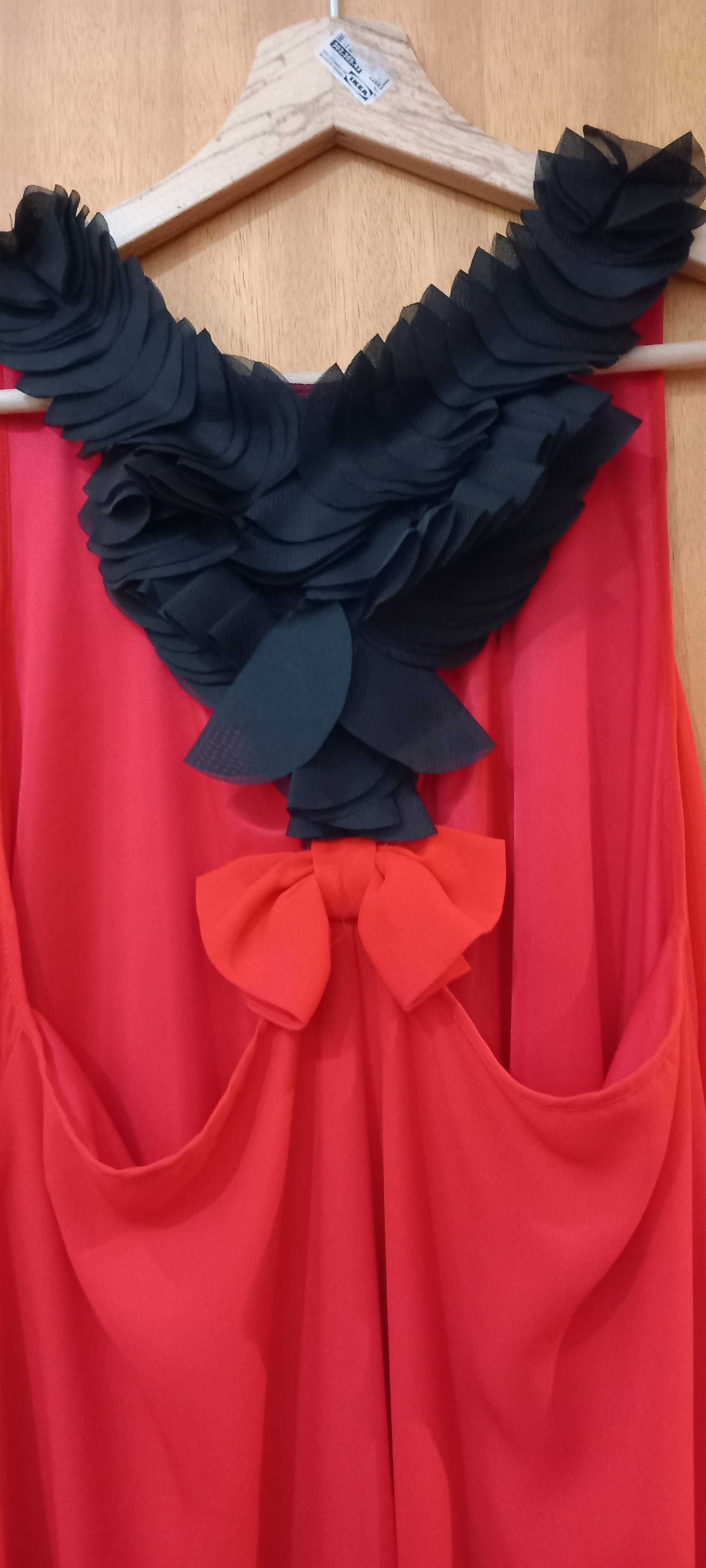 Vestido vermelho com laço nas costas em flor preto