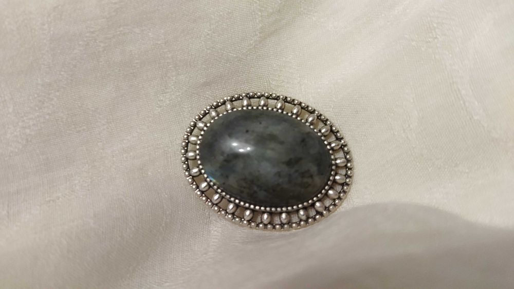 Брошка з натуральним камінням Лабрадор