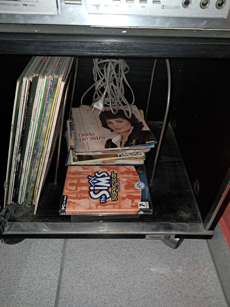 Vendo aparelhagem antiga com alguns discos de viinil