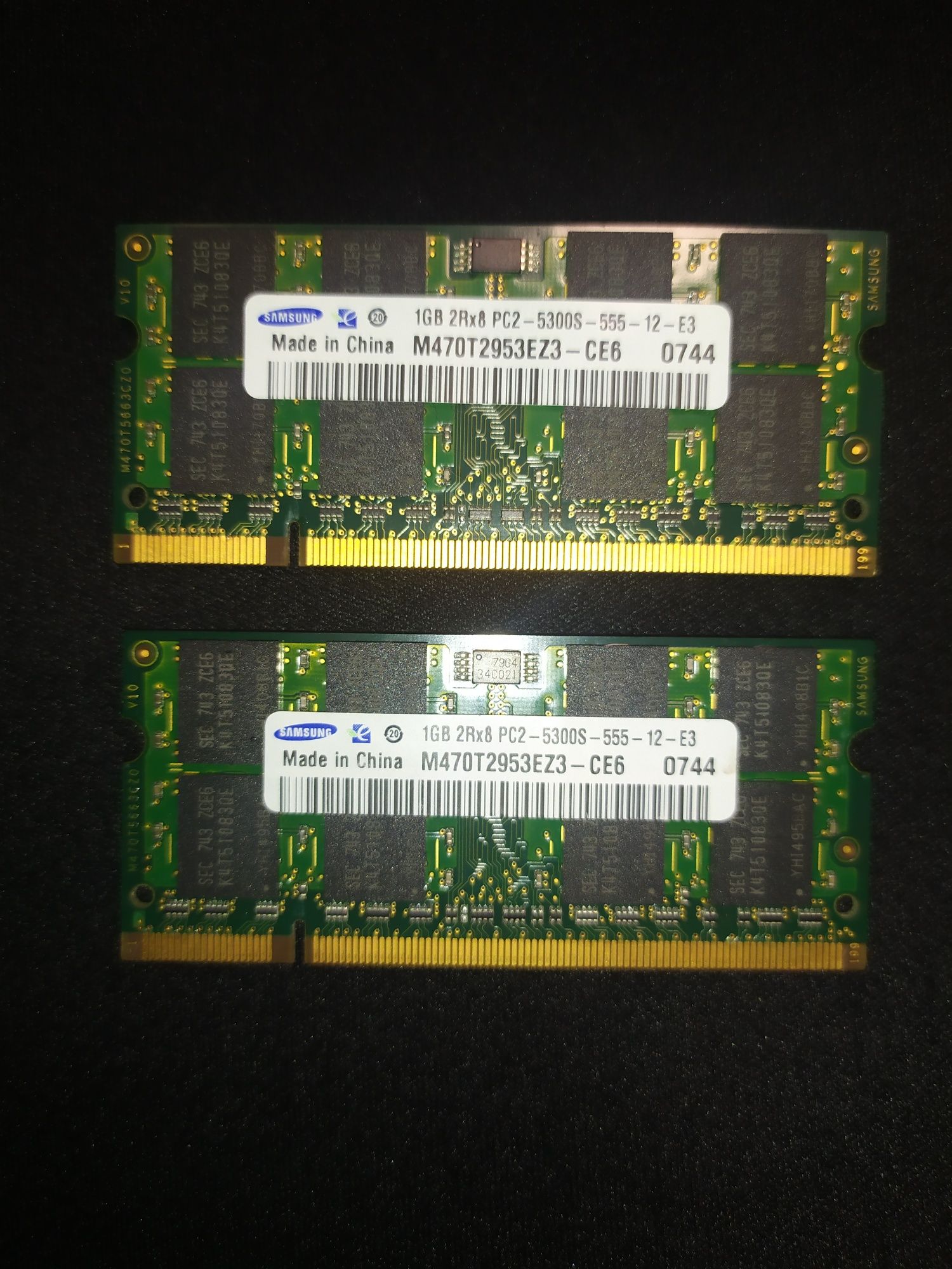 Оперативна пам'ять 2 штукиSAMSUNG 1GB 2Rx8 PC-5300S-555-12-E3 CE6