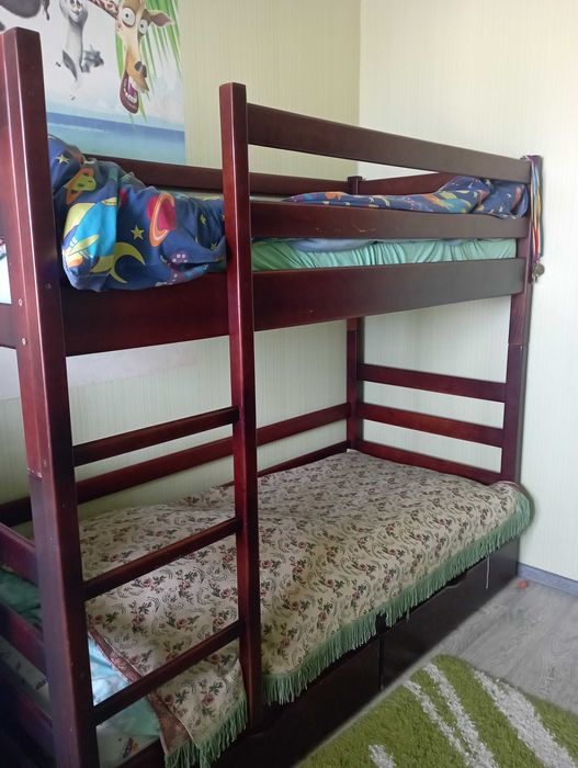 Двояруясне дитяче ліжко з матрацами