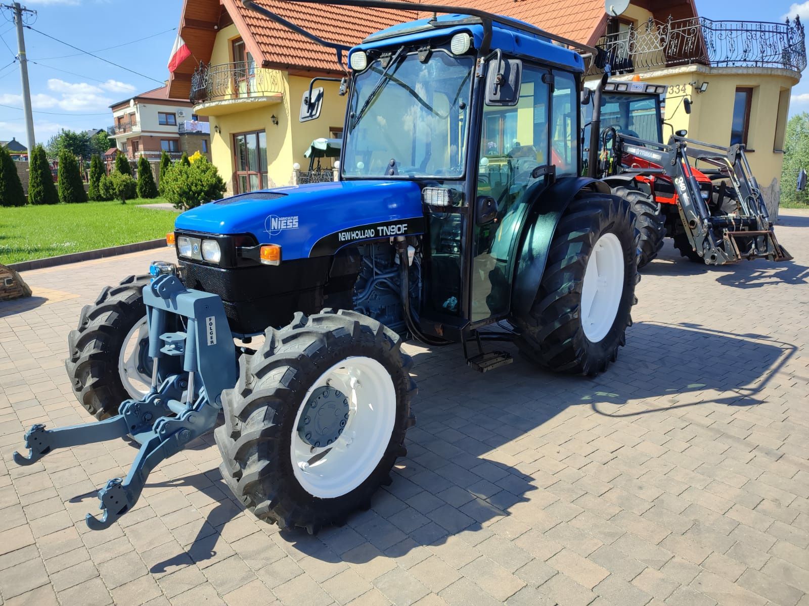 Ciągnik New Holland TN90F sadownik