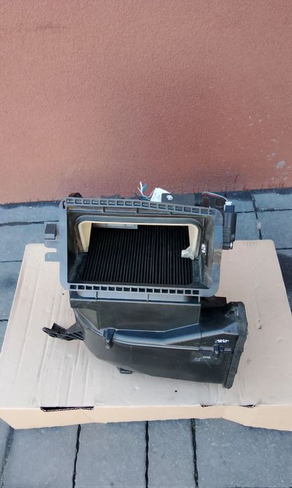 WENTYLATOR NAWIEWU DMUCHAWA silnik OBUDOWA TOYOTA AVENSIS II T25 03-09