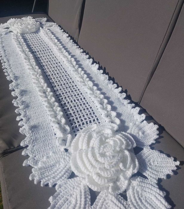 Bieżnik/obrus z różami 3D na szydełku