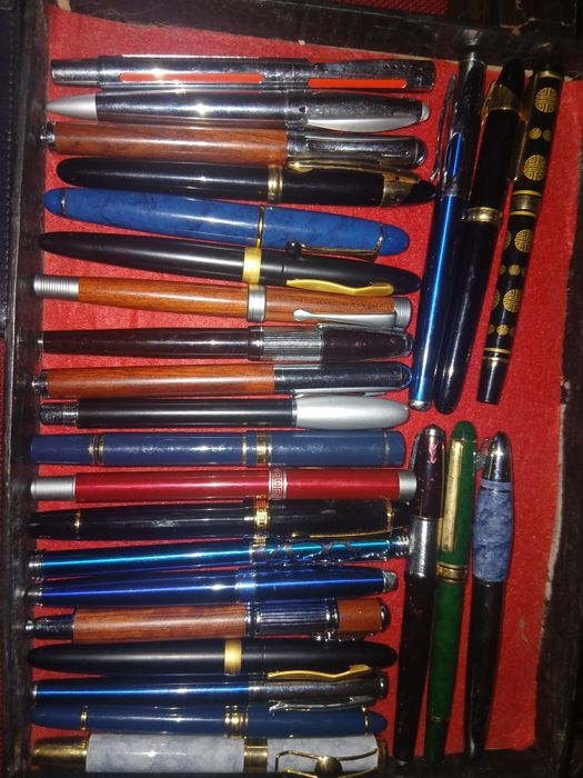 30 canetas novas com bolsa  a sua escolha  por 10 € cada