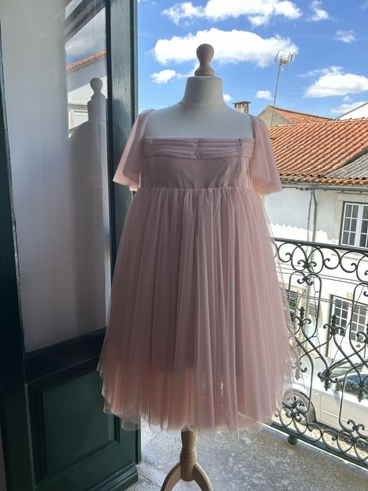 Especializada em fazer vestidos e roupas formais para mulheres.