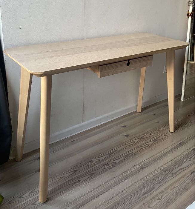 Minimalne drewniane biurko z ikei