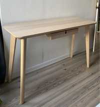 Minimalistyczne drewniane biurko z ikei