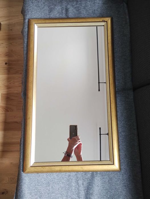 Lustro w złotej ramie