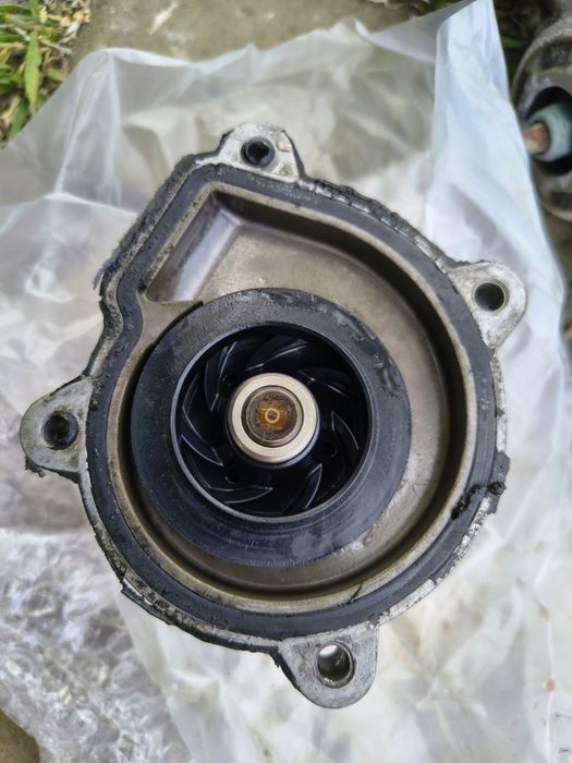 Помпа на Volkswagen touran 2003-2010