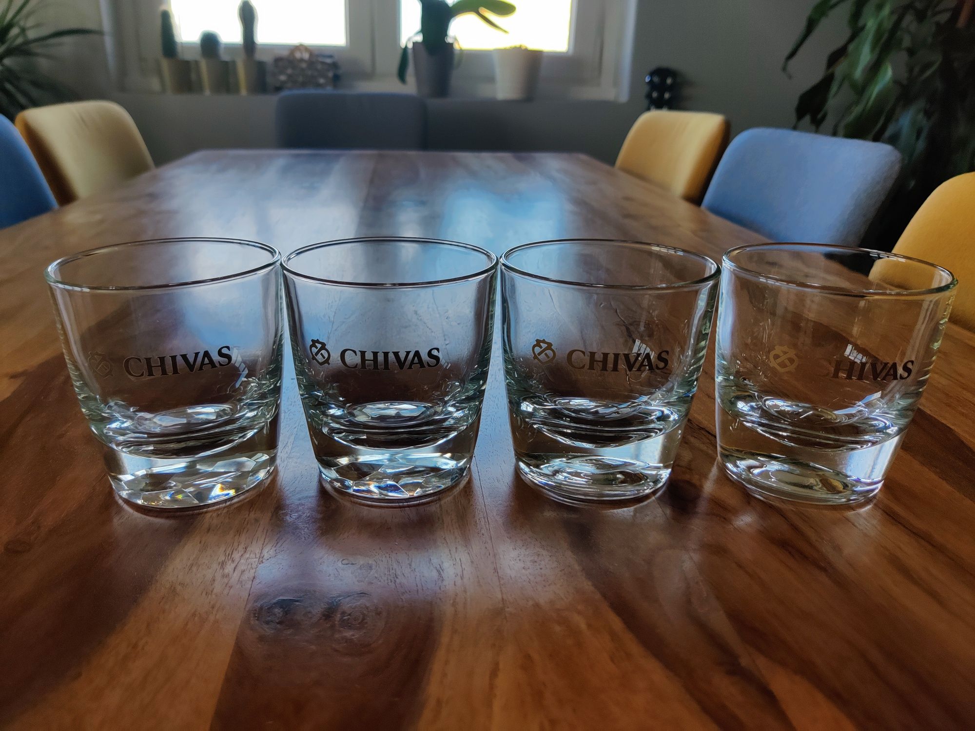 4 copos de whisky Chivas