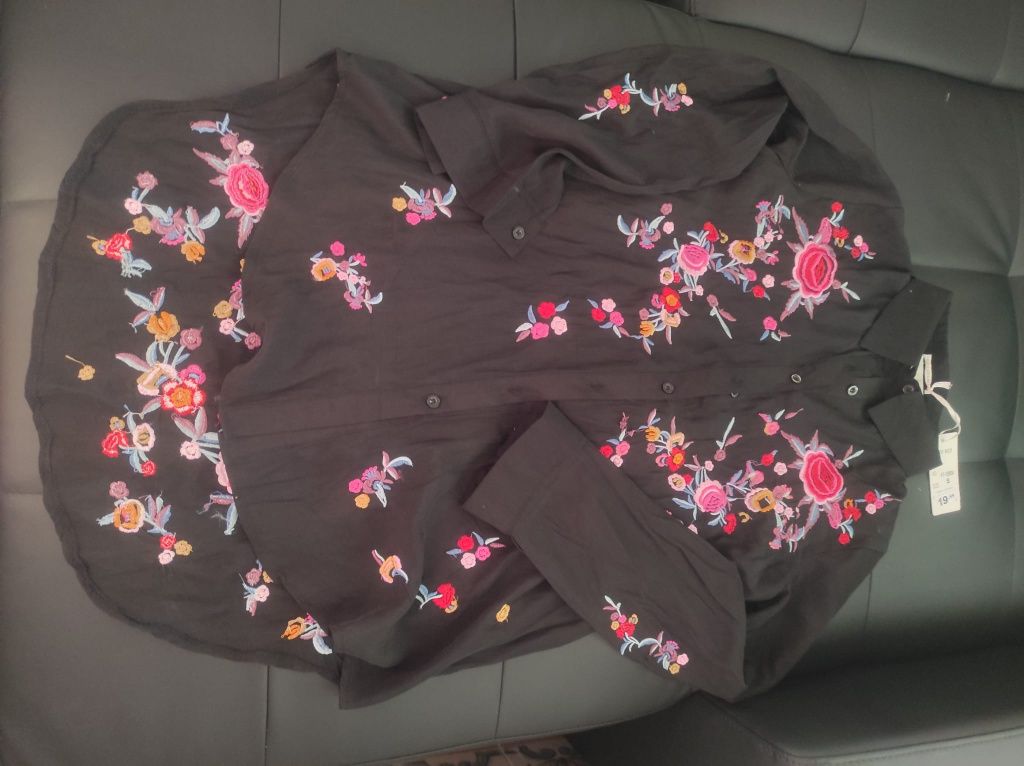 Vendo camisa bordada tamanho S/M, NOVA com etiqueta