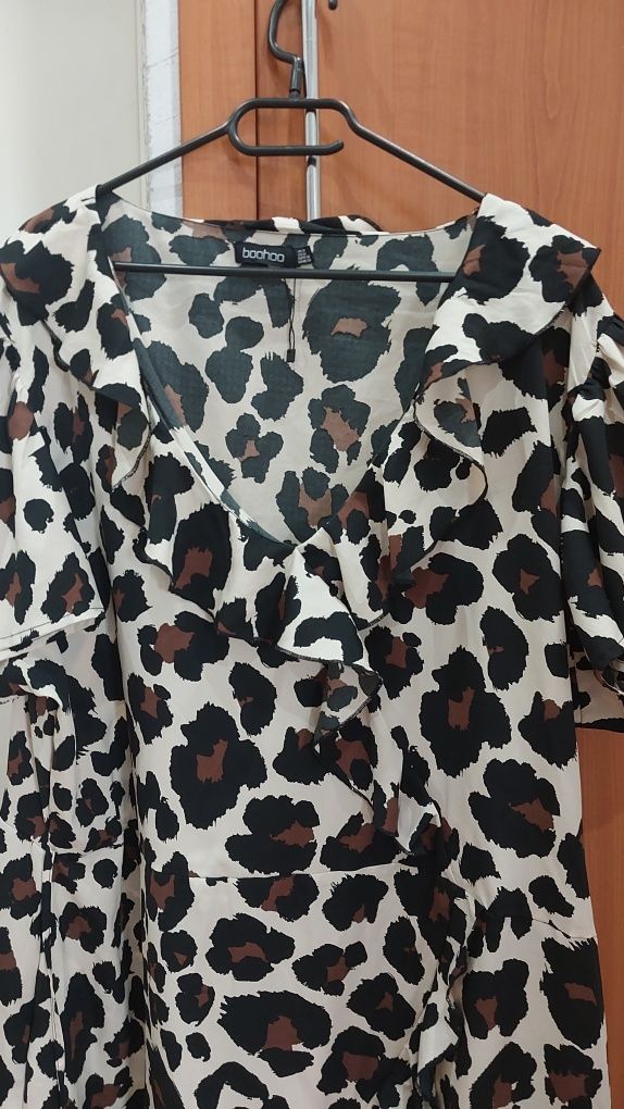 Zwiewna i elegancka Sukienka Boohoo
