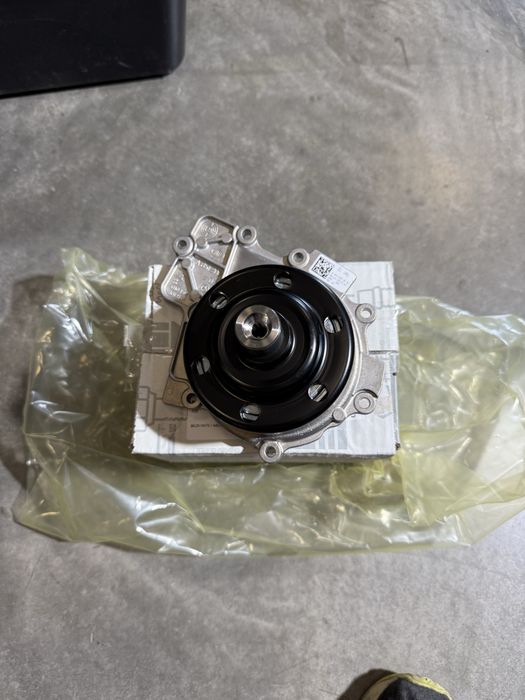 Помпа водяна насос ОМ651 вакуумна 2.2 Sprinter W906 W907 спрінтер