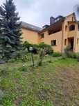 Великий будинок біля лісу та озера