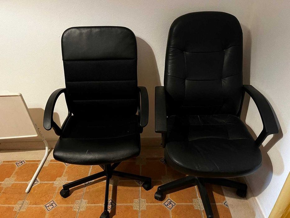 Cadeiras de escritório.