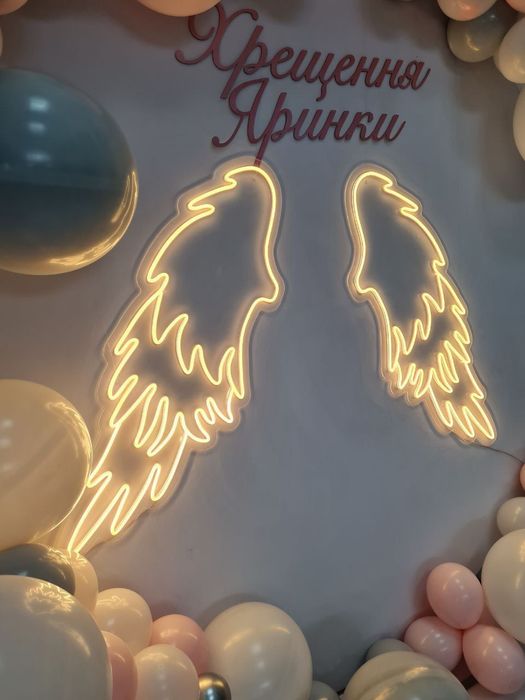 Крила неонові . Неон