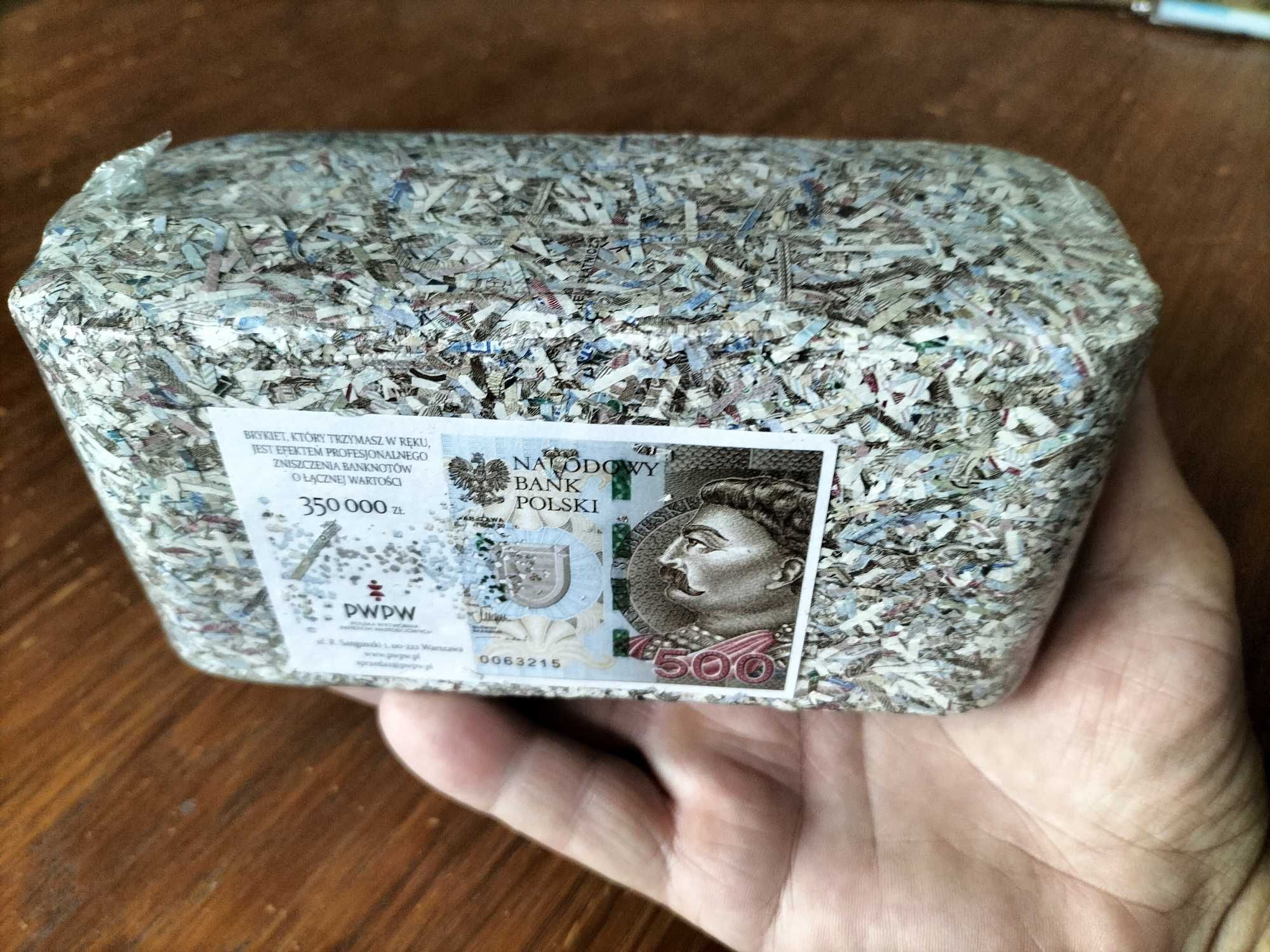 Prezent BRYKIET - zniszczone banknoty o wartości 350000 zł