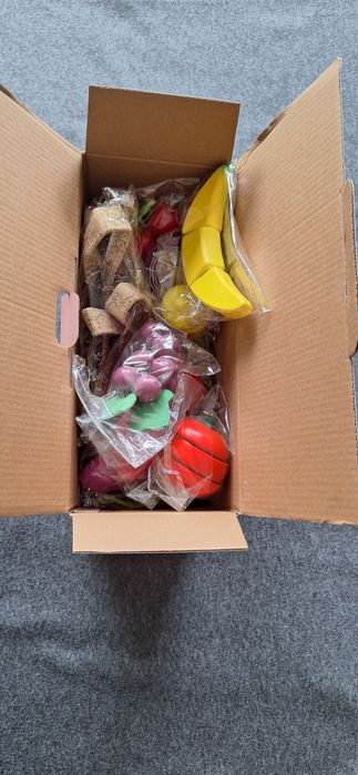 Zestaw drewnianych owoców i warzyw z koszyczkami do sortowania kolorów