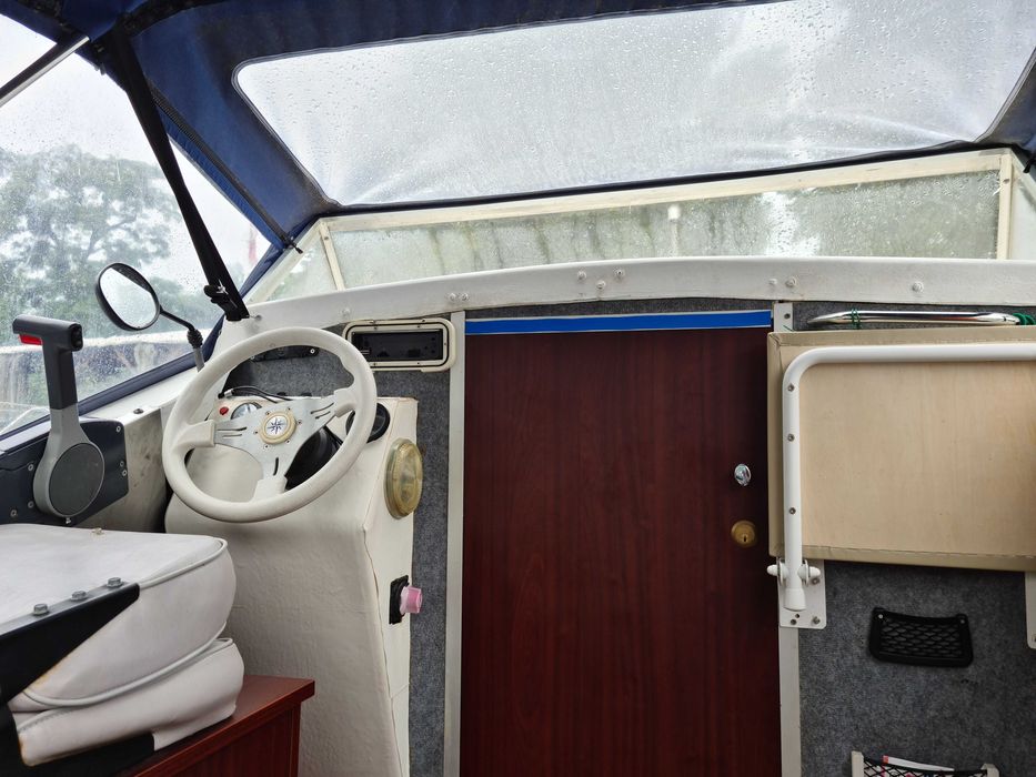 Łódź spacerowa z kabina, wyposażona. Silnik 60KM Yamaha