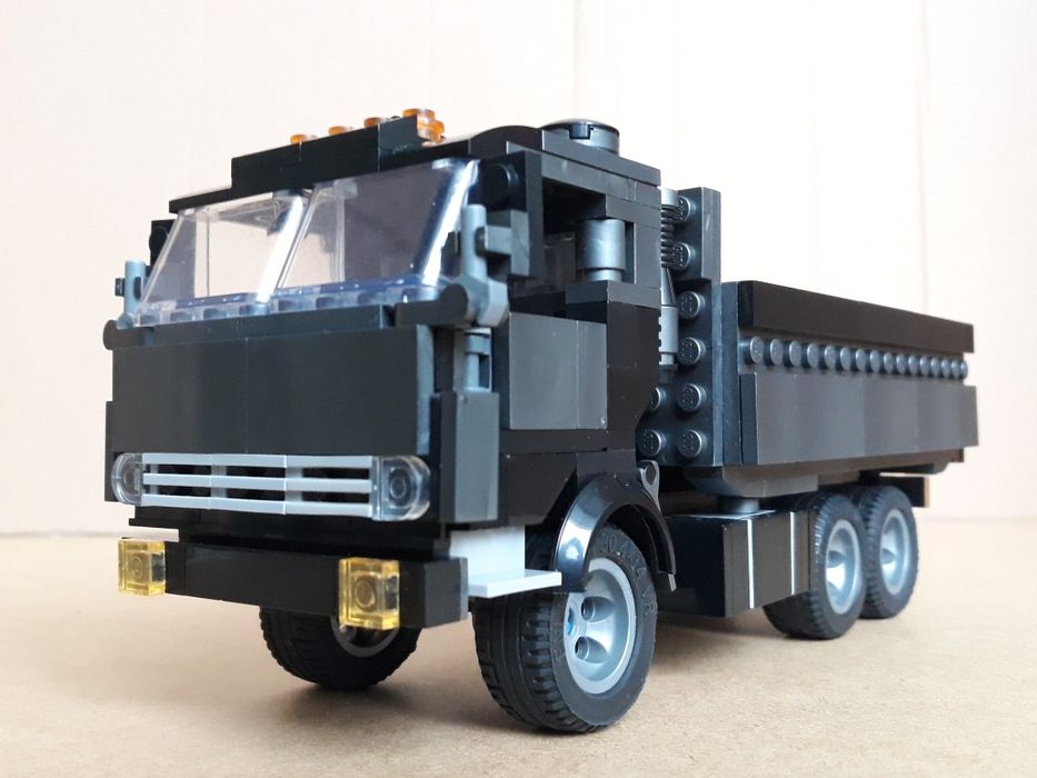 LEGO. Лего. Маштабні інтерактивні моделі. Фура. Тягач. Камаз. Урал.