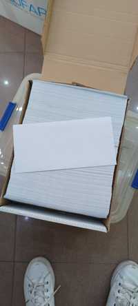 Caixa com envelopes A4 brancos e envelopes sem janela
