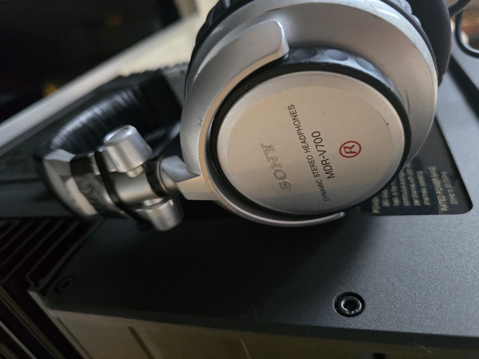 Słuchawki przewodowe Sony mdr v700 średni stan