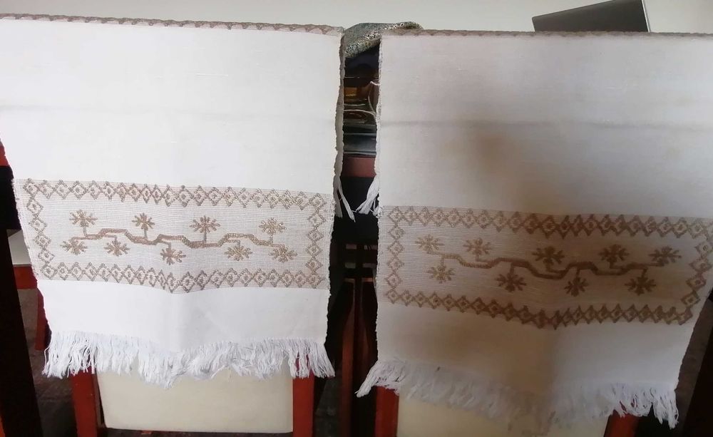 Dois individuais de linho antigos com relevos em tear