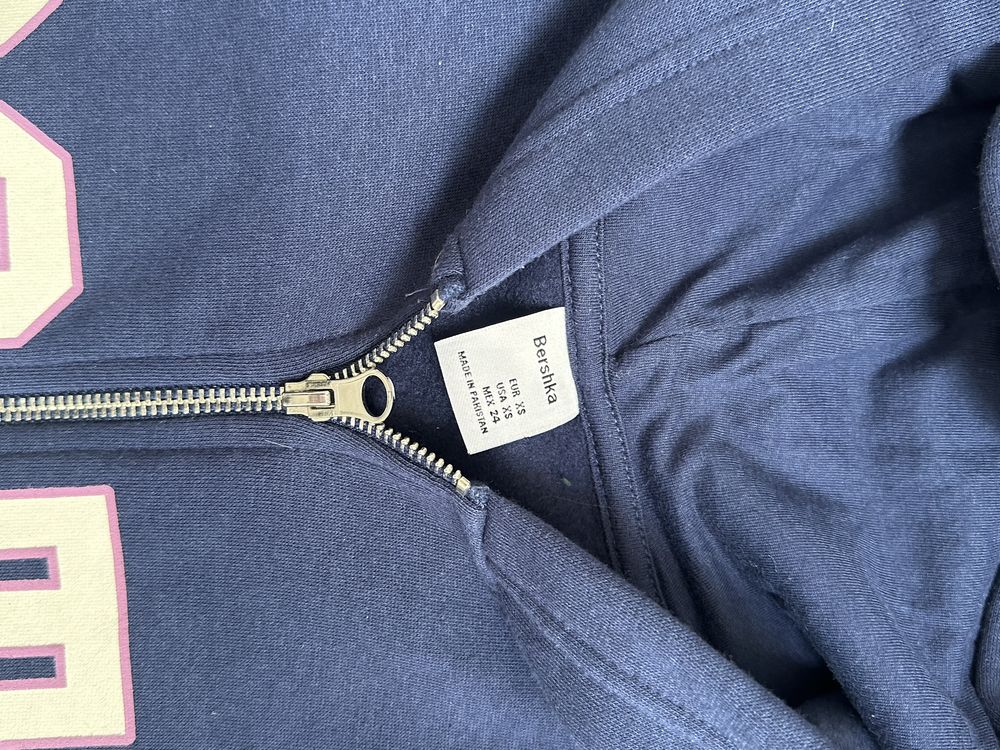 Granatowa bluza Bershka