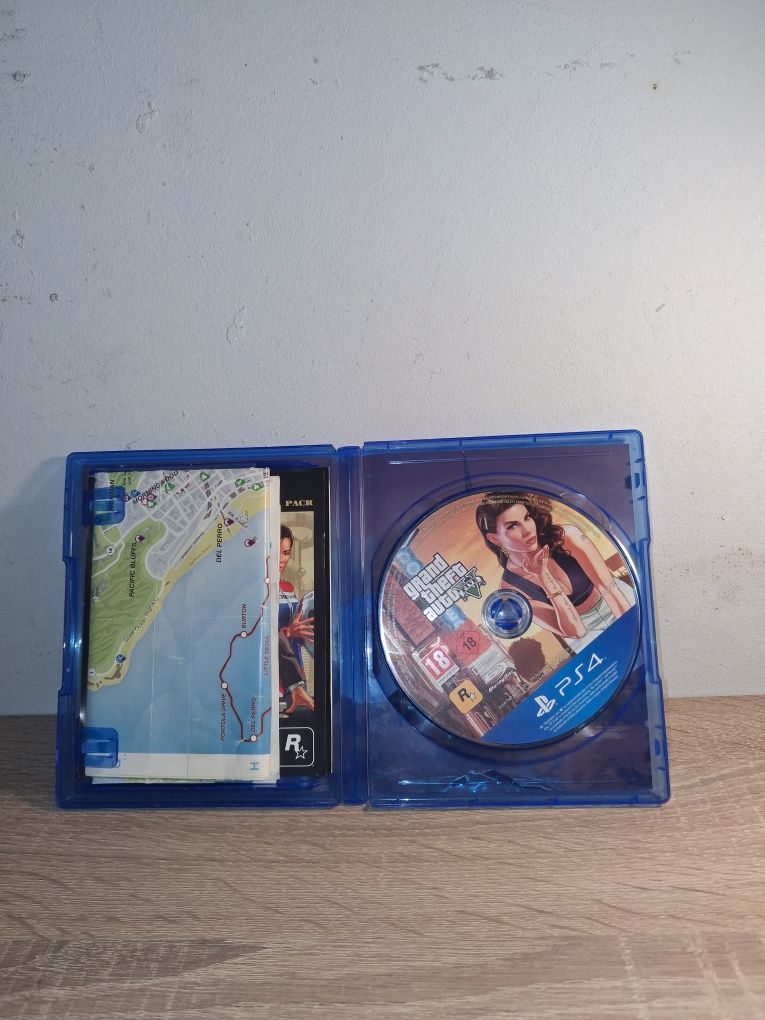 GTA V para PS4, com FIFA19 incluído.