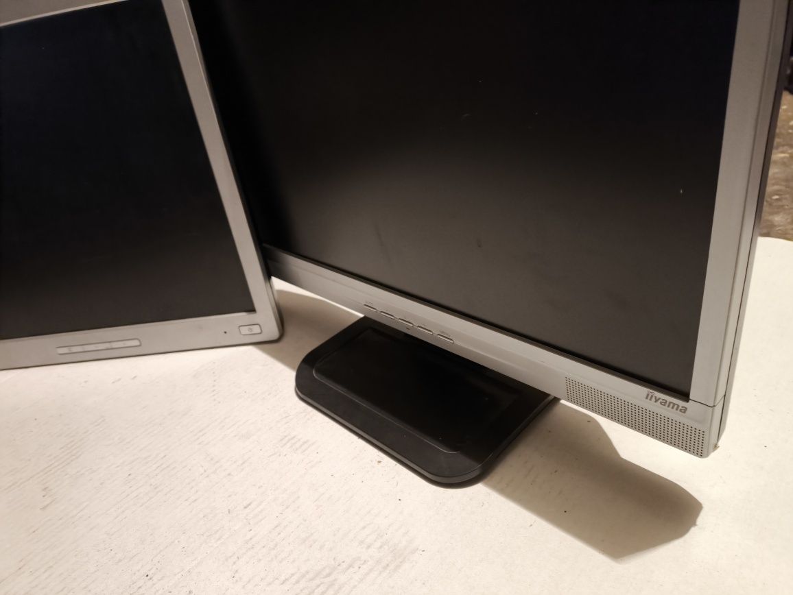 2 monitory w pełni sprawne