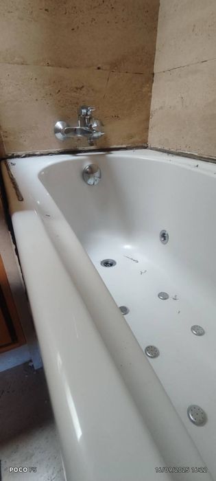 Banheira de hidromassagem Marca Roca incluido o resguardo em vidro