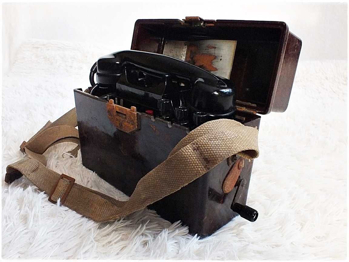 Stary telefon polowy AP-48, aparat wojskowy 1950r. na korbkę