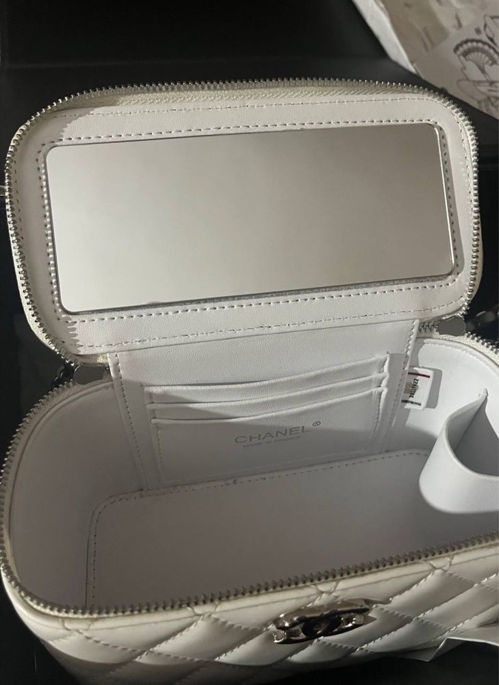 Продам сумку Chanel, класика у білому кольорі