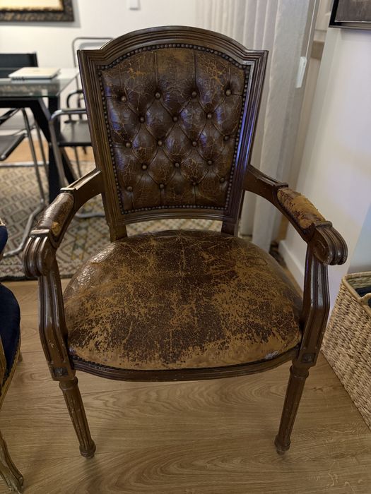 Cadeirao em madeira e pele capitonê