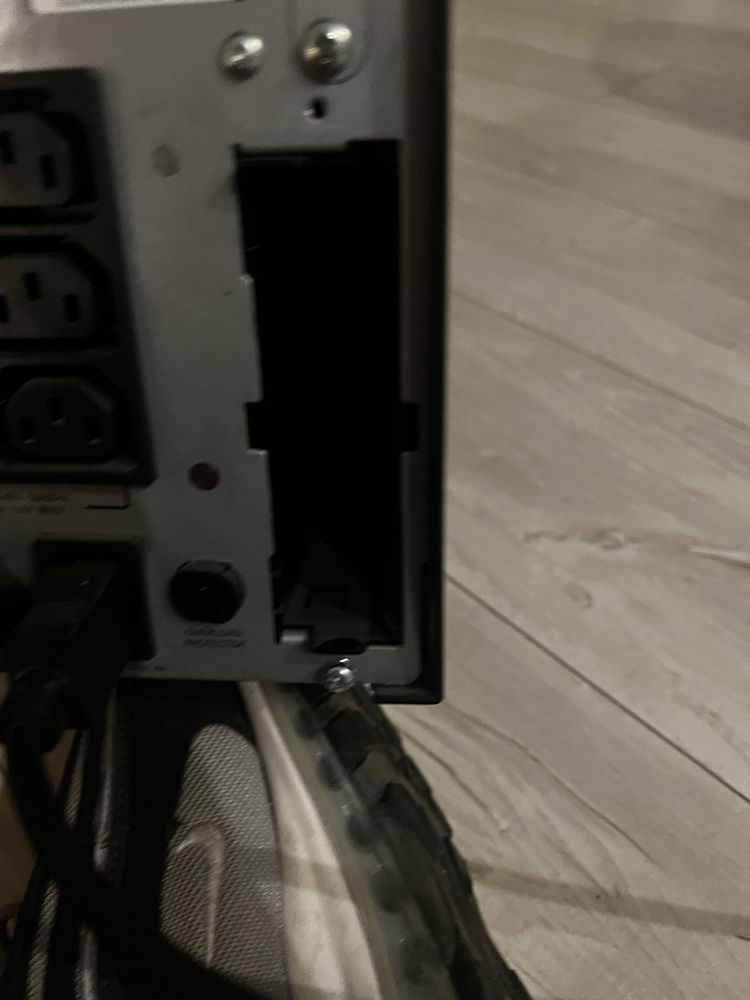 APC Smart-UPS 750