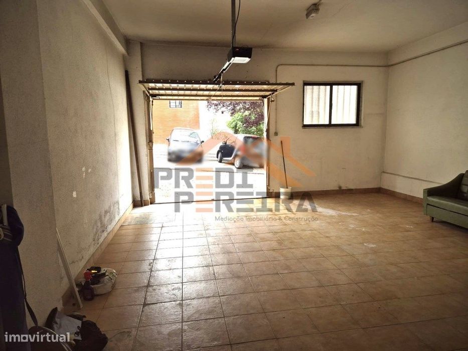 Garagem, estacionamento fechado com 70,70 m2, situada na Arroja.