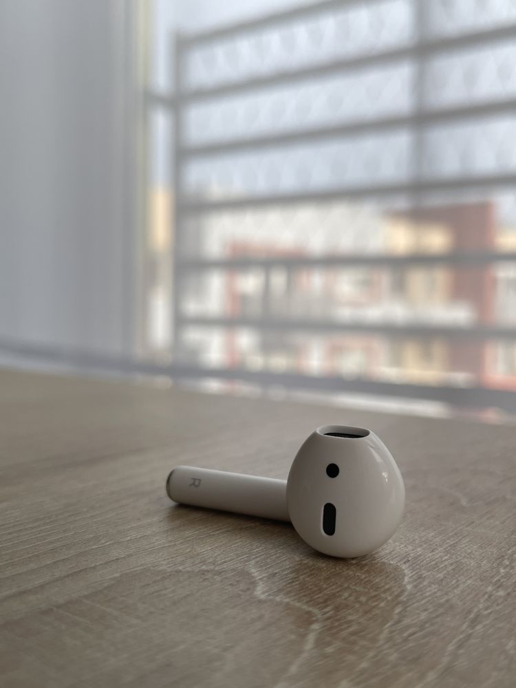 prawa słuchawka AirPods 2  Stan idealny