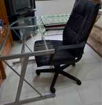 Mesa de vidro com cadeira de escritorio