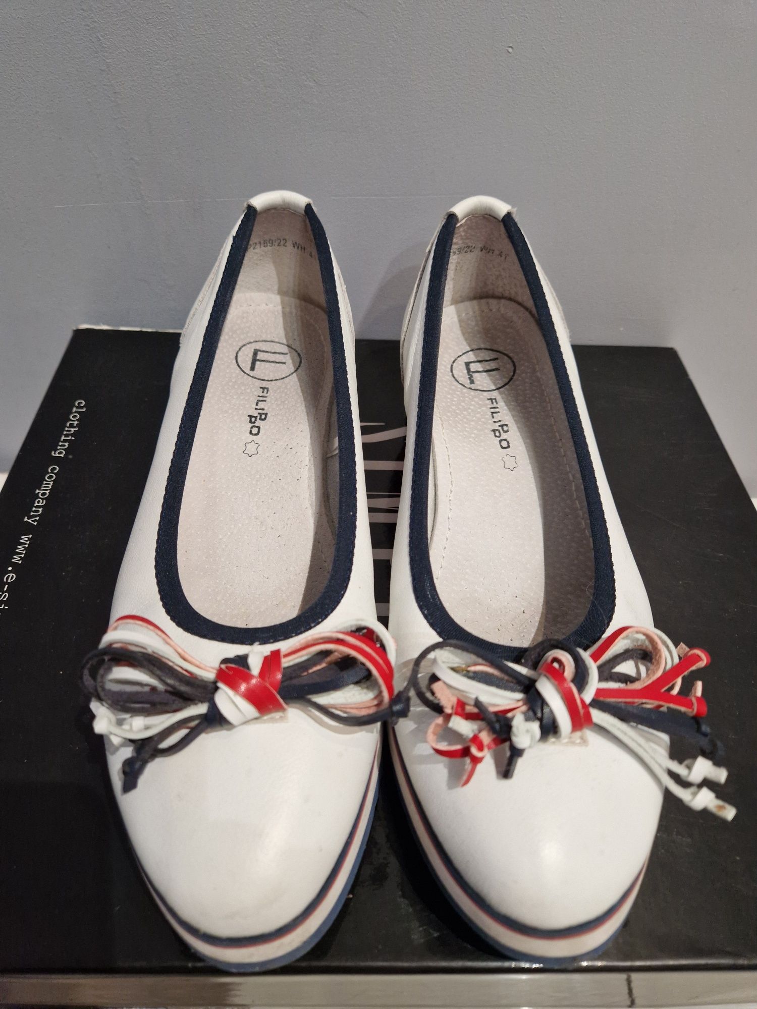 Buty Filippo DP2159 białe koturn skóra r. 41