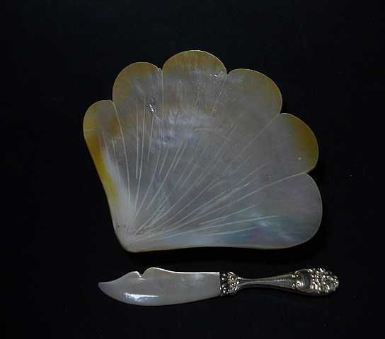 Розетка и нож для икры