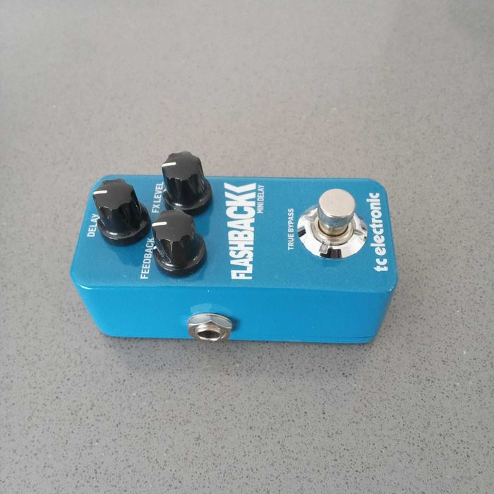 Pedal de efeito delay para guitarra