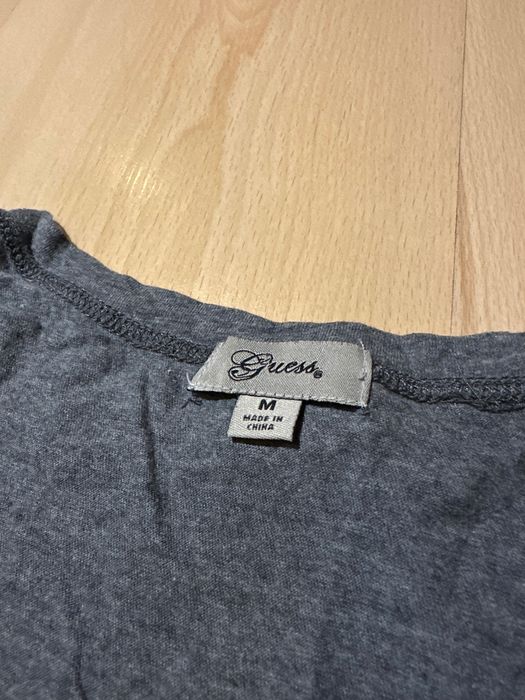 Guess bawełniana damska bluzka tshirt szary napis kryształki