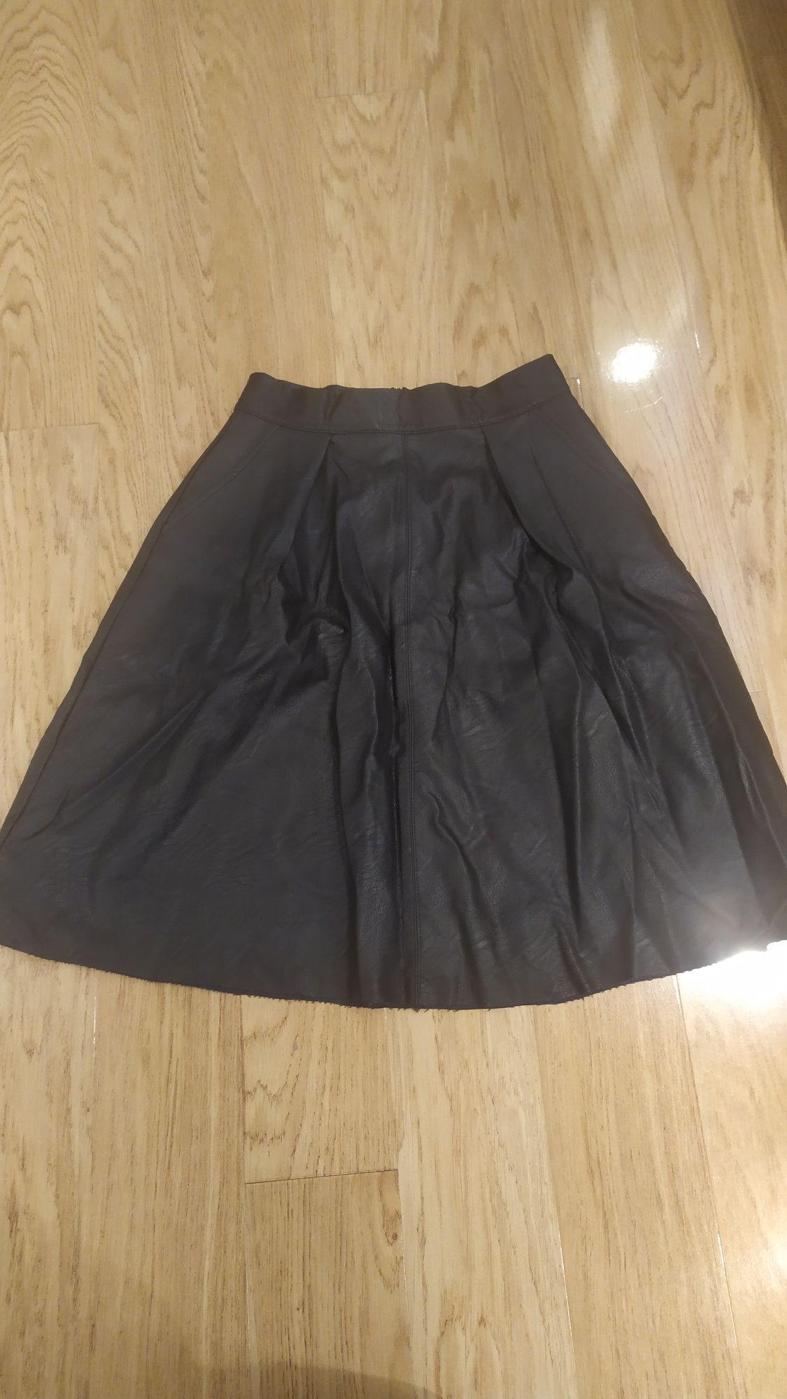 Czarna skóropodobna spódnica
