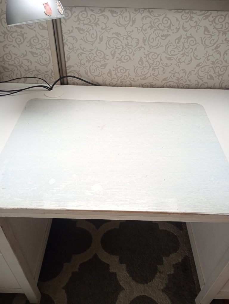 Białe biurko z sosny