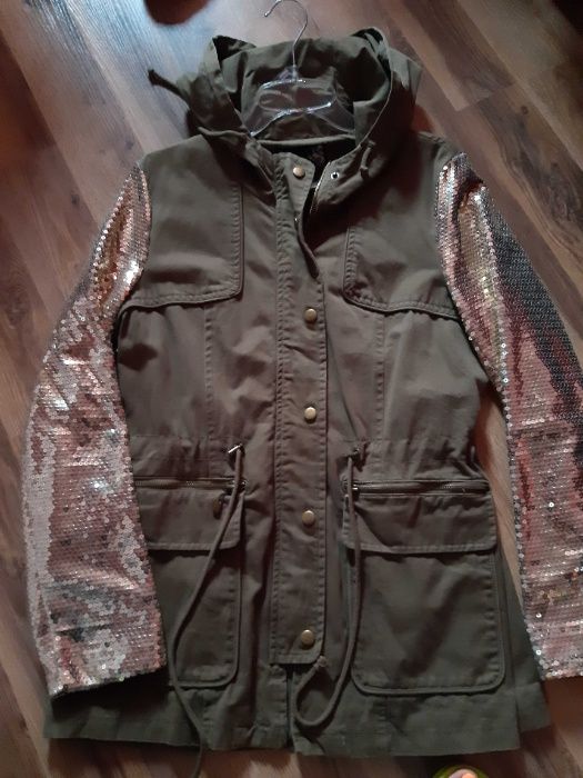 Parka z cekinowymi rekawkami
