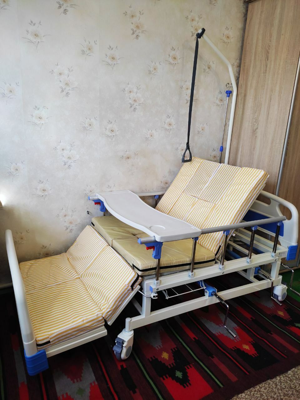 Медицинская кровать  MED1-H03 с туалетом и боковыми переворотами