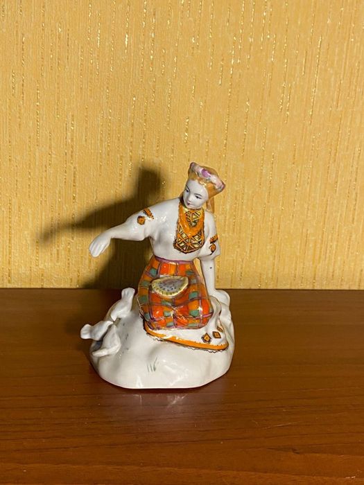 Фарфоровая статуэтка «Девочка кормит голубей», Барановка.