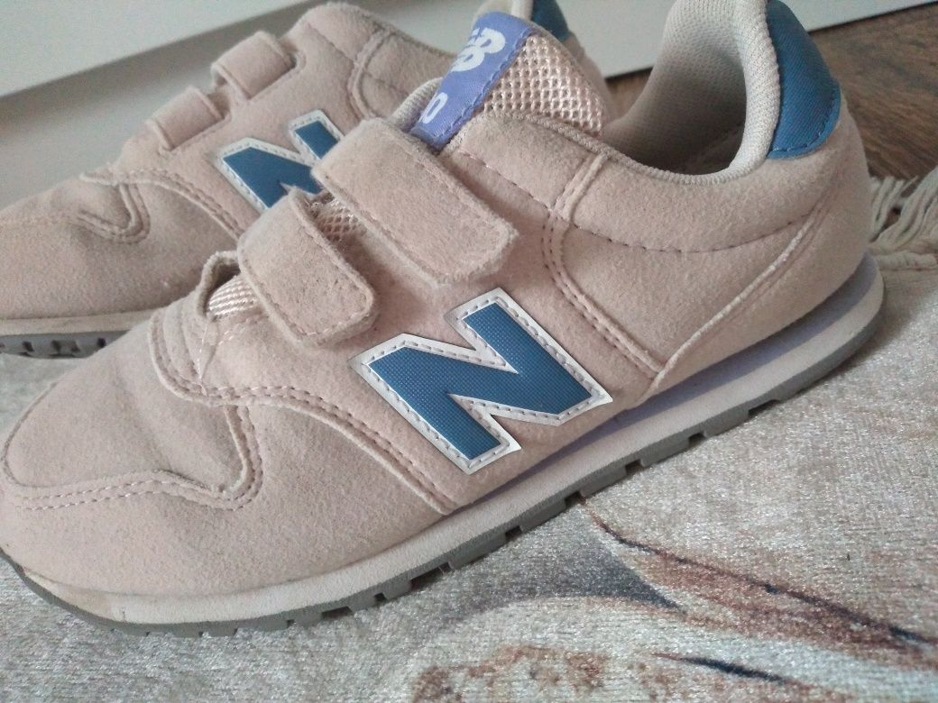 Bardzo lekkie buty new balance na rzepy 32