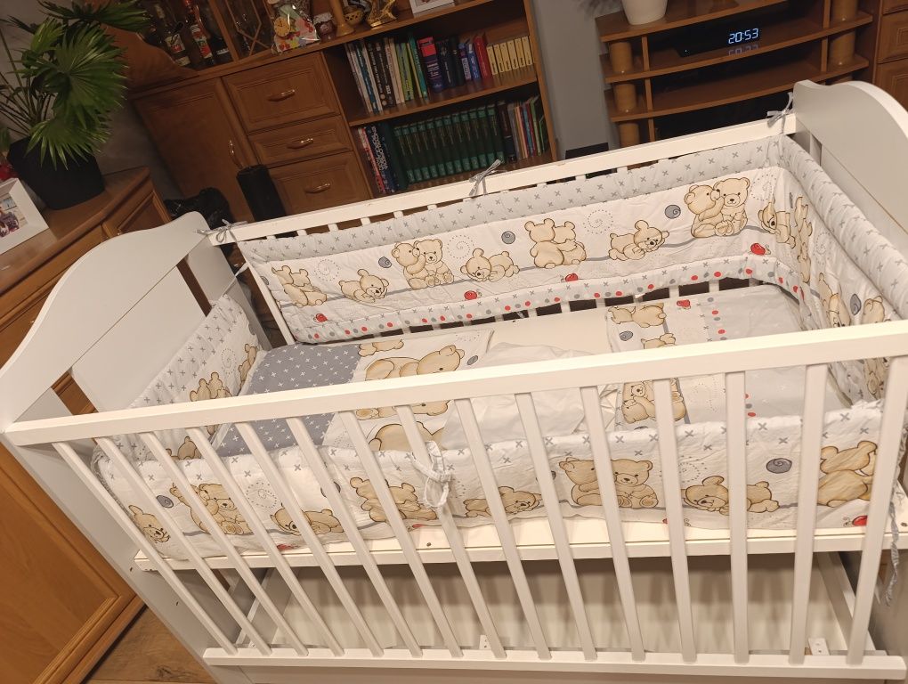 Łóżeczko dziecięce drewniane białe, pościel, ochraniacze stan bdb-